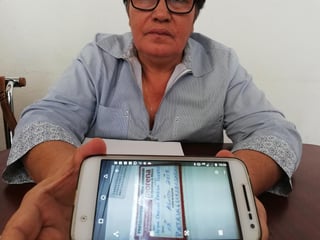 María Elena Mireles Acosta, miembro de la Comisión Ejecutiva Estatal de Morena, mostró una foto en su celular de una credencial de afiliación de Morena, afirmando que se están entregando credenciales apócrifas a personas que quieren militar dentro del partido. (EL SIGLO DE TORREÓN)
