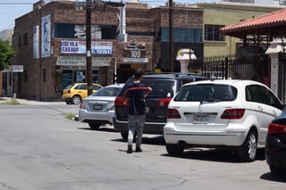 Al menos en la calle Degollado, de la Morelos a la Allende, en las últimas fechas ha aumentado el número de 'franeleros'. (EL SIGLO DE TORREÓN)
