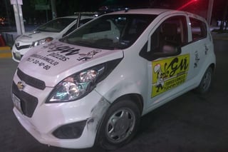 Choque entre un auto y una camioneta deja daños por 25 mil pesos. (EL SIGLO DE TORREÓN)