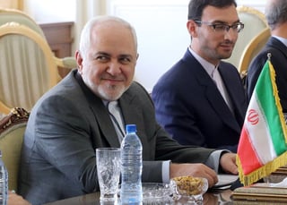 El ministro de Exteriores de Irán, Mohamad Zarif (izq) no será sancionado por tres países europeos como lo hizo EUA. (EFE)