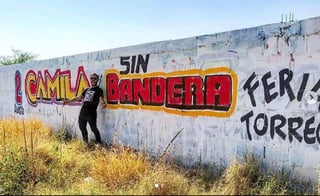 El integrante de Sin Bandera hizo una parada en distintas bardas que anuncian el concierto que dará hoy, 4 Latidos en la Feria de Torreón. (ESPECIAL)
