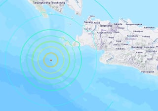 El Servicio Geológico de Estados Unidos (USGS), que registra la actividad sísmica en todo el mundo, localizó el hipocentro del seísmo a unos 90 kilómetros al suroeste de la provincia de Banten, en Java, y a 42 kilómetros de profundidad.
(EFE)