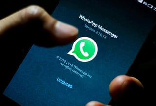  La aplicación de mensajería WhatsApp estaría trabajando en una nueva herramienta que permitiría a sus usuarios utilizar la app y enviar mensajes de texto sin necesidad de estar conectado a Internet. (ARCHIVO)