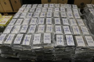 La droga llegó en un buque de carga proveniente de Uruguay escondida en 211 bolsas de deporte, que en conjunto contenían cuatro mil 200 paquetes de la sustancia. (EFE)
