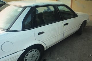 El vehículo señalado como presunto responsable fue un Ford Topaz modelo 1993 de color blanco.
