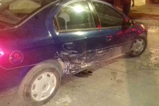 Ebrio al volante choca contra auto estacionado; el hombre dijo que otro auto se le atravesó y por eso perdió el control.