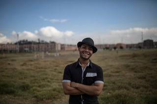 Historia. El inmigrante venezolano Alexander Beja posa para un retrato en Ciudad Verde, Bogotá, Colombia.