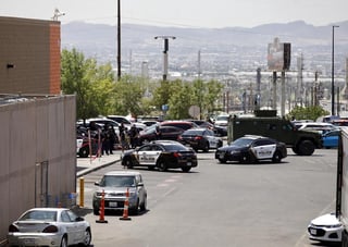 La policía reportó que había al menos 18 personas heridas en la tienda de la cadena Walmart, que se ubica en el centro comercial Cielo Vista. (EFE)