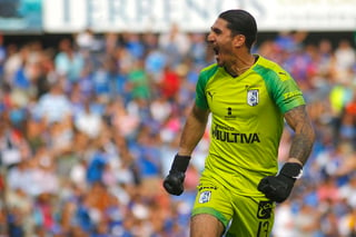 El Querétaro no tuvo misericordia y goleó 3-0 al Cruz Azul. (Jam Media)