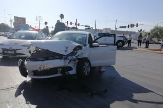 Automóvil y camioneta chocan de frente en el bulevar Independencia de Torreón, una mujer resultó con diversas heridas. (EL SIGLO DE TORREÓN)