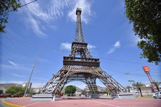 La Eiffel de Gómez Palacio. Fue donada por el Consulado Francés en La Laguna, al Municipio de Gómez Palacio por los festejos de su Centenario el 21 de diciembre de 2005, mide 68 metros de altura y tuvo un costo aproximado de 5 millones de pesos. (EL SIGLO DE TORREÓN)