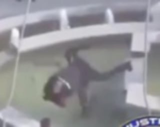 Policía derriba a un hombre que cargaba con un machete