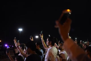 En este marco, los manifestantes reunidos en El punto, en Ciudad Juárez, además de orar por las víctimas, se pronunciaron contra la venta desproporcionada de armas en Estados Unidos y las miles que ingresan de manera ilegal a México. (EFE)