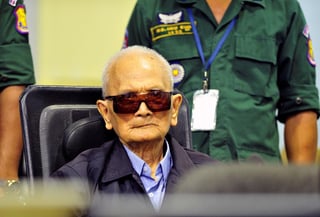 Nuon Chea, el “Hermano Número Dos” y principal ideólogo del régimen Khmer Rouge de Camboya en la década de 1970, murió hoy a los 93 años de edad en un hospital de esta ciudad, un año después de ser condenado a cadena perpetua por genocidio. (ARCHIVO)