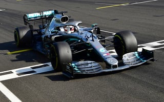 El británico Lewis Hamilton cruza la meta en el Gran Premio de Hungría; es su victoria 81 en la Fórmula Uno. (AP)