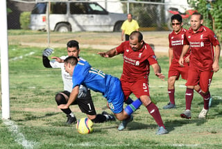 Muy cerradas y emocionantes resultaron las finales en las categorías más experimentadas de la Liga Premier de Futbol de San Isidro. (ARCHIVO)