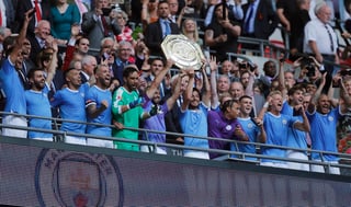 Los jugadores del Manchester City festejan con el trofeo luego de imponerse en penales al Liverpool. (AP)