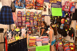 Las mochilas, libretas, colores, lápices y plumas, así como calzado escolar, fueron los artículos que más se vendieron en la Feria del Regreso a Clases 2019. (EL SIGLO DE TORREÓN)