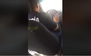 El uso indebido del vehículo oficial fue difundido en un video publicado en redes sociales por una de las jóvenes, lo cual generó críticas hacia el elemento.
(ESPECIAL)