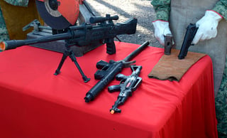 El secretario de la Defensa Nacional, Luis Cresencio Sandoval anunció que buscan regular la venta de réplicas de armas que son utilizadas para cometer delitos. (ARCHIVO)