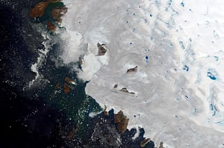 La ola de calor llegada al Ártico tras su paso por Europa ha provocado en los últimos días temperaturas récord y una aceleración del deshielo en Groenlandia, un fenómeno que los expertos relacionan con las oscilaciones climáticas. (ARCHIVO)