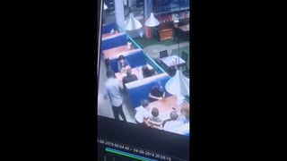 Un hombre fue asesinado frente a varios niños en un restaurante de Hermosillo; en el video de una cámara de vigilancia del lugar se observa que los menores voltean al primer impacto de bala que recibió para después tratar de esconderse bajo la mesa. (ESPECIAL)