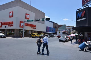 Simas Torreón informó que desde la mañana del lunes se registró una falla en la bomba 19R, misma que dejó sin agua o con baja presión a gran parte de toda la zona Centro de la ciudad. (FERNANDO COMPEÁN)
