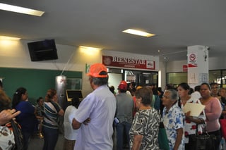Largas filas se formaron en el interior y exterior de la presidencia municipal de los beneficiarios de programas federales. (FABIOLA P. CANEDO/EL SIGLO DE TORREÓN)