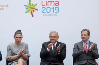 Ana Gabriela Guevara (i), titular de Conade, el presidente Andrés Manuel López Obrador (c) y Esteban Moctezuma, secretario de Educación, durante la ceremonia de abanderamiento de la delegación mexicana para Lima 2019. (ESPECIAL)