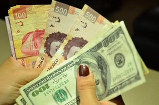 Durante el resto de la semana, el tipo de cambio podría oscilar entre los 19.20 y 19.70 pesos por dólar al mayoreo. (ARCHIVO)