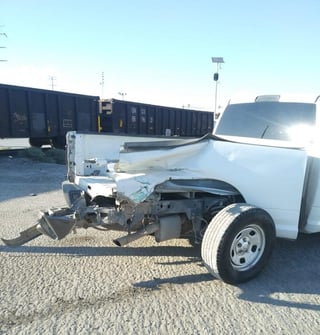 La unidad siniestrada es una camioneta Dodge Ram 2500 de color blanco, con placas de circulación FR-29-82-A del estado de Durango. (EL SIGLO DE TORREÓN)
