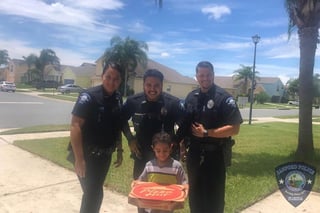 Aunque los oficiales llevaron de obsequio la pizza solicitada, enfatizaron que el 911 es un número de emergencias. (INTERNET)