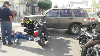 Tras el golpe, el conductor de la motocicleta, identificado como Eduardo Jesús de 57 años de edad, terminó tendido sobre la carpeta asfáltica. (EL SIGLO DE TORREÓN)
