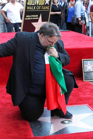 En medio de aplausos y gritos de 'Del Toro, eres un chingón', el mexicano confesó que no imaginaba obtener esta estrella. (EFE)
