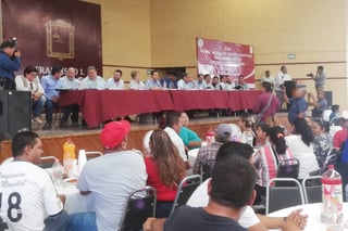 Pequeños productores lecheros de la región Laguna sostuvieron un diálogo abierto con el representante de operaciones de Liconsa. (EL SIGLO DE TORREÒN / BEATRIZ SILVA)