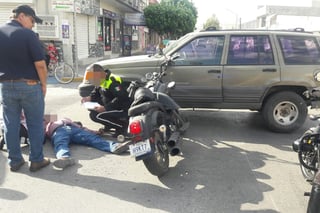 Paramédicos de la Cruz Roja acudieron al lugar para brindar los primeros auxilios al motociclista lesionado. (EL SIGLO DE TORREÓN)