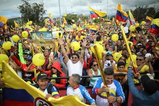 Fanáticos colombianos festejan el triunfo de su paisano Egan Bernal en el Tour de Francia. (AP)