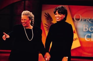Winfrey recordó que cuando la escritora apareció por primera vez en The Oprah Show, habló de su experiencia como madre soltera de una manera que conmovió a muchos en la audiencia.(ESPECIAL)