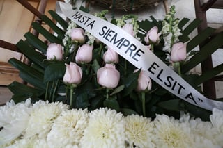 Exalumnos de Mendoza, así como colegas y amigos asisten al funeral. 