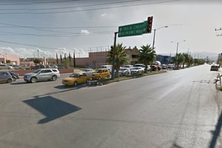 El automóvil circulaba a exceso de velocidad por el bulevar Pedro Rodríguez Triana y se impactó contra un muro de metal. (EL SIGLO DE TORREÓN)