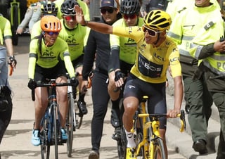 El colombiano Egan Bernal recorrió las calles de Zipaquirá, su pueblo natal, montado en una bicicleta y con la camiseta amarilla.