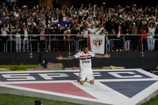 El brasileño Dani Alves fue presentado el martes con el Sao Paulo, club con el que firmó contrato hasta 2022. (EFE)