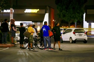 Un sospechoso de 33 años residente en Garden Grove, fue detenido cuando salía de un 7-Eleven en Santa Ana, al sureste de los Ángeles, después de que entregara un cuchillo y un arma que le había arrebatado a un guardia, señaló la policía.
(AP)