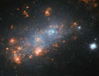Han detectado una amplia población de galaxias masivas que se formaron durante las primeras etapas del universo y habían permanecido hasta ahora invisibles. (NASA)