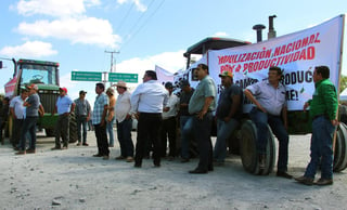  Integrantes del Frente Auténtico del Campo (FAC) realizan bloqueos en diversas carreteras de los estados de Morelos, Oaxaca y San Luis Potosí, en demanda de recursos y soluciones a los problemas del campo. (ARCHIVO)