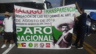 Como parte de un paro nacional para exigir al gobierno federal la entrega de apoyos y aplicación de programas, organizaciones campesinas mantienen bloqueadas la carretera libre y la autopista Gómez Palacio-Durango a la altura de Cuencamé. (EL SIGLO DE TORREÓN)