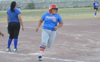 La Liga Municipal de Softbol Femenil se enfila a la definición de los equipos que jugarán los playoffs en su temporada 50 Aniversario de la Unidad Deportiva Torreón. (ARCHIVO)