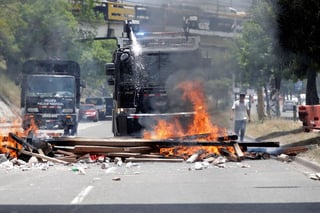 Los manifestantes bloquearon con piedras la calle de acceso al Ministerio Público, lo que impidió por más de cuatro horas la circulación de vehículos. (ARCHIVO)