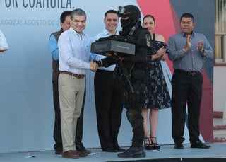 El gobernador Miguel Riquelme Solís destacó la importancia de la labor de las fuerzas policiales.
