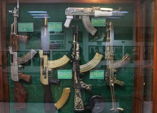 La iniciativa busca verificar los antecedentes penales de los compradores de armas, incluidos los adquiridos por Internet. (ARCHIVO)